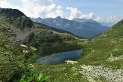 34 Lago di Val Sambuzza (2085 m)  dall'alto con vista verso i monti dei Laghi Gemelli